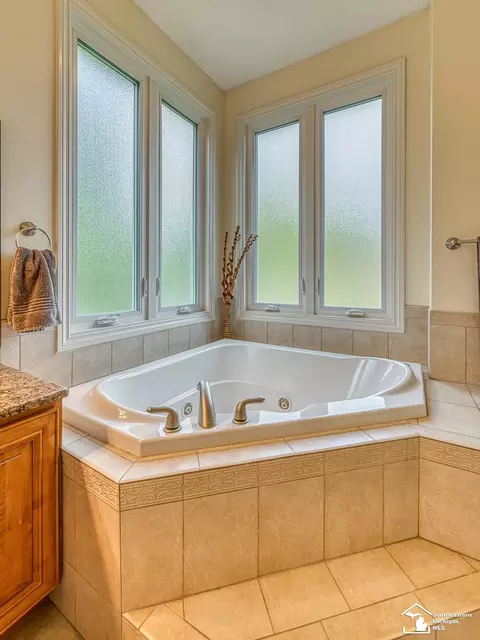 Bath - 367 Golfview, Monroe, MI 48162 photo 4 of 7