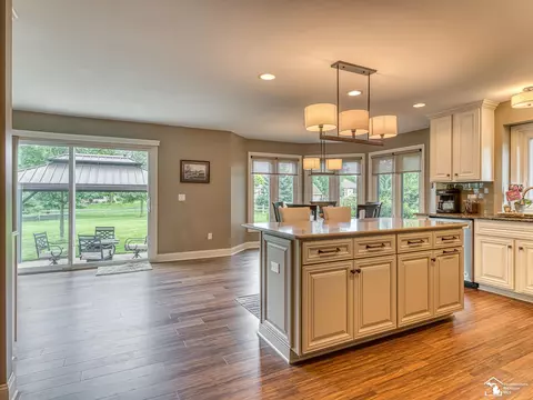 Kitchen - 367 Golfview, Monroe, MI 48162 photo 5 of 7