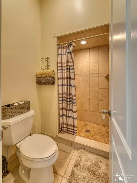Bath - 367 Golfview, Monroe, MI 48162 photo 5 of 7