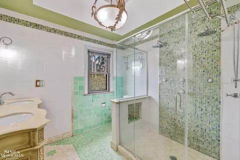Bath - 428 Cloverly, Grosse Pointe Farms, MI 48236 photo 1 of 6