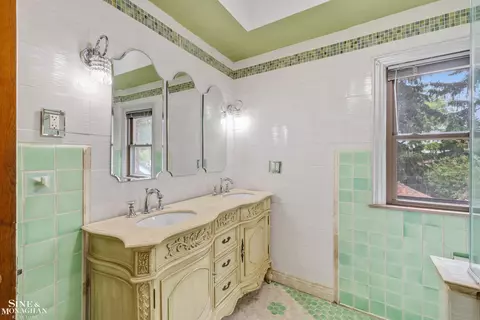 Bath - 428 Cloverly, Grosse Pointe Farms, MI 48236 photo 3 of 6