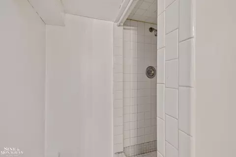 Bath - 428 Cloverly, Grosse Pointe Farms, MI 48236 photo 6 of 6