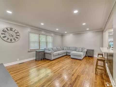 Living - 2621 Bluebush, Monroe, MI 48162 photo 2 of 4