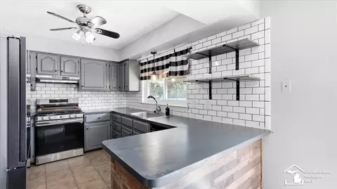 Kitchen - 19511 Wherle, Brownstown, MI 48193 photo 2 of 3