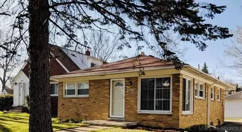 994 Voorheis Rd, Waterford, MI 48328