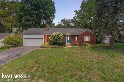 201 Barrington, Bloomfield Hills, MI 48302