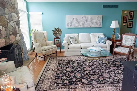 Living - 49849 Hidden Valley Dr, Macomb, MI 48044 photo 2 of 2