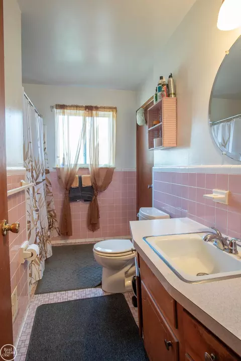Bath - 24923 Blackmar, Warren, MI 48091 photo 1 of 1