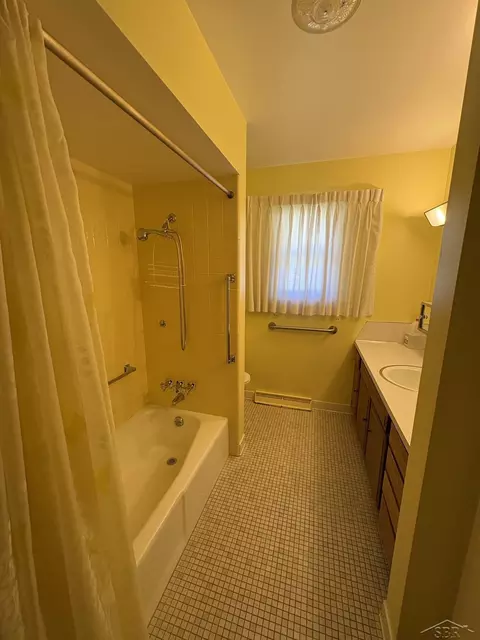 Bath - 3055 W Navaho Trl, Hemlock, MI 48626 photo 1 of 1