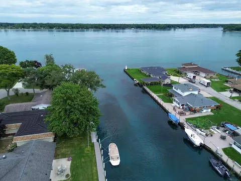 View/Area - 139 Channelsyde, Algonac, MI 48001 photo 2 of 13