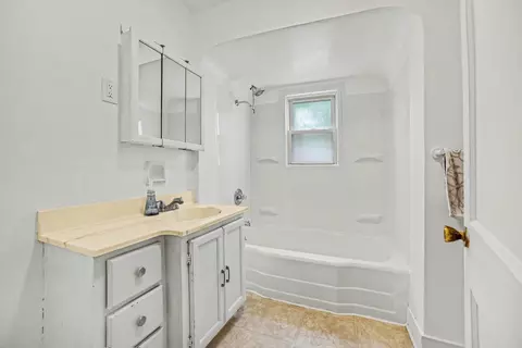Bath - 2004 28th, Bay City, MI 48708 photo 1 of 1