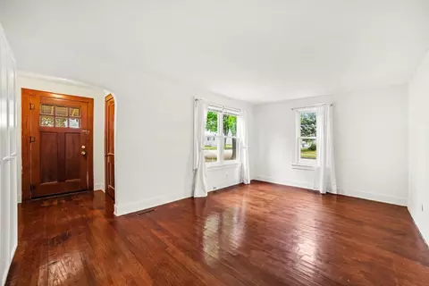 Living - 2004 28th, Bay City, MI 48708 photo 1 of 3