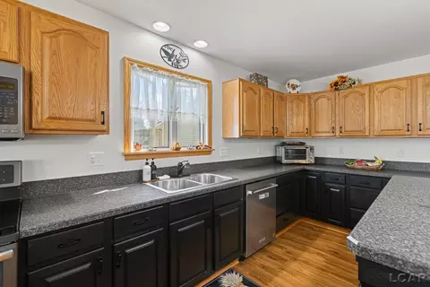 Kitchen - 7686 Wadding, Onsted, MI 49265 photo 6 of 7