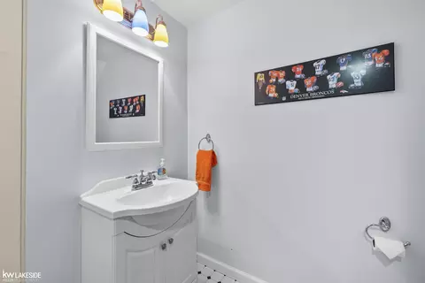 Bath - 21225 Parkstone, Macomb, MI 48044 photo 5 of 5