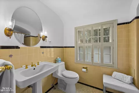 Bath - 470 Allard, Grosse Pointe Farms, MI 48236 photo 2 of 3