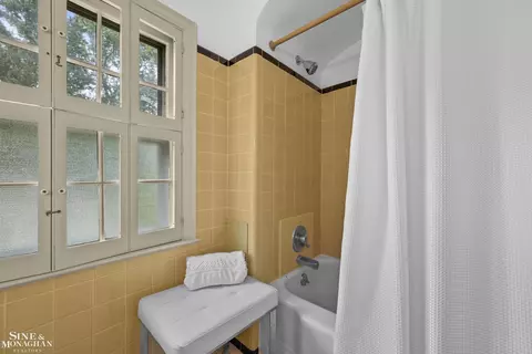 Bath - 470 Allard, Grosse Pointe Farms, MI 48236 photo 3 of 3