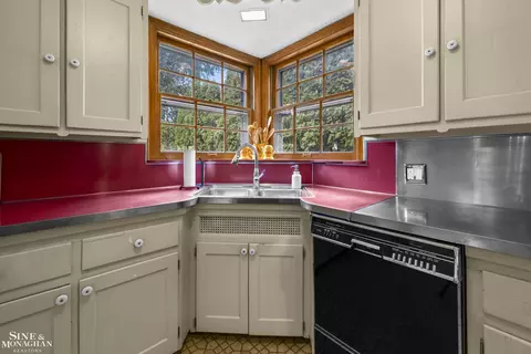 Kitchen - 470 Allard, Grosse Pointe Farms, MI 48236 photo 2 of 4