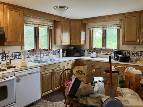 Kitchen - 863 S M18, Gladwin, MI 48624 photo 2 of 3