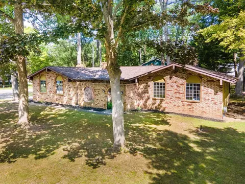 13331 Crane Rdg, Fenton, MI 48430