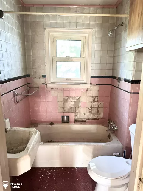 Bath - 5499 Mckinley, Flushing, MI 48433 photo 1 of 1