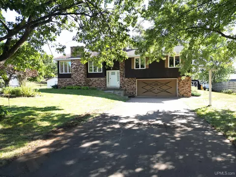 Exterior - 225 S Lilac, Ishpeming, MI 49849 photo 4 of 15