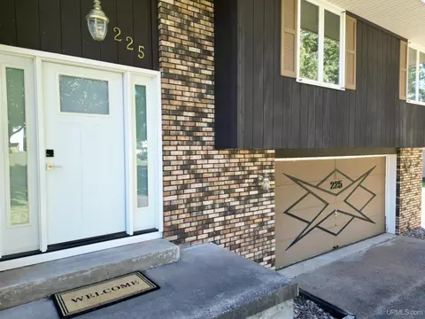 Exterior - 225 S Lilac, Ishpeming, MI 49849 photo 6 of 15