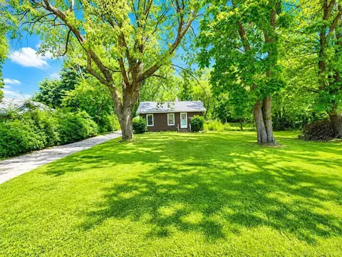 2100 Pompey, Waterford, MI 48327