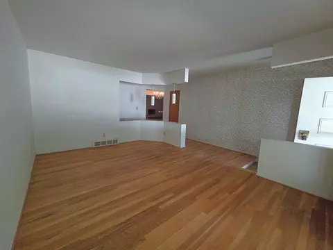 Living - 4459 Wickfield, Flint, MI 48507 photo 2 of 4
