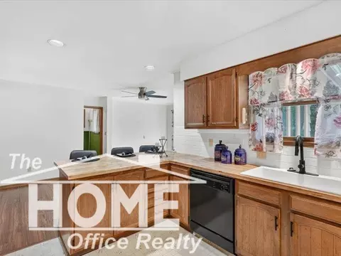 Kitchen - 824 Krust, Owosso, MI 48867 photo 1 of 4