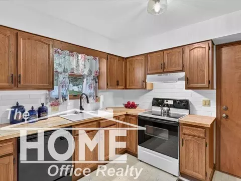 Kitchen - 824 Krust, Owosso, MI 48867 photo 3 of 4