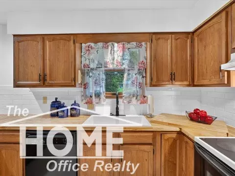 Kitchen - 824 Krust, Owosso, MI 48867 photo 2 of 4