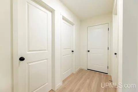 Entry Way - 39 Tipperary, Gladstone, MI 49837 photo 2 of 6