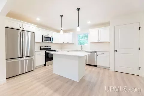 Kitchen - 39 Tipperary, Gladstone, MI 49837 photo 3 of 3