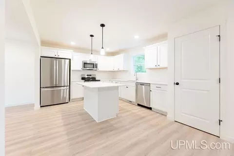 Kitchen - 39 Tipperary, Gladstone, MI 49837 photo 1 of 3