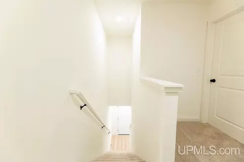Entry Way - 39 Tipperary, Gladstone, MI 49837 photo 5 of 6