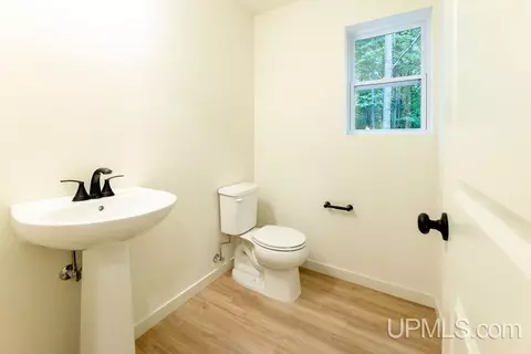 Bath - 39 Tipperary, Gladstone, MI 49837 photo 1 of 3