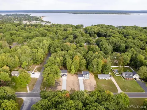 View/Area - 39 Tipperary, Gladstone, MI 49837 photo 3 of 6