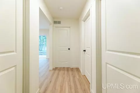 Entry Way - 39 Tipperary, Gladstone, MI 49837 photo 1 of 6