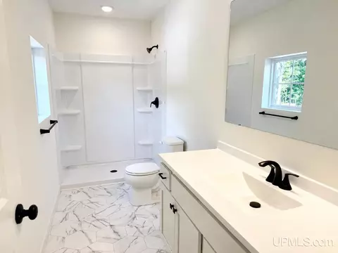 Bath - 39 Tipperary, Gladstone, MI 49837 photo 2 of 3