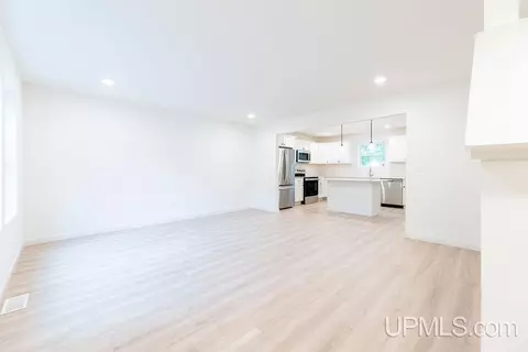 Living - 39 Tipperary, Gladstone, MI 49837 photo 5 of 5