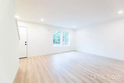 Living - 39 Tipperary, Gladstone, MI 49837 photo 2 of 5