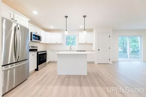 Kitchen - 39 Tipperary, Gladstone, MI 49837 photo 2 of 3