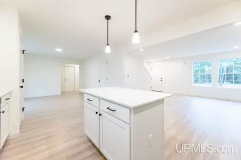 Entry Way - 39 Tipperary, Gladstone, MI 49837 photo 3 of 6