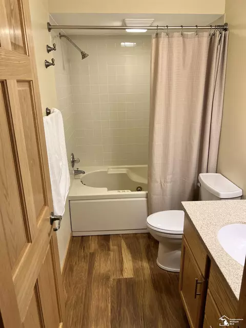 Bath - 38850 Barth, Romulus, MI 48174 photo 4 of 4