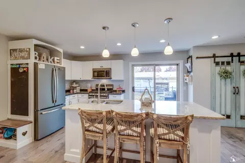 Kitchen - 7558 Apache Trl, Temperance, MI 48182 photo 3 of 4