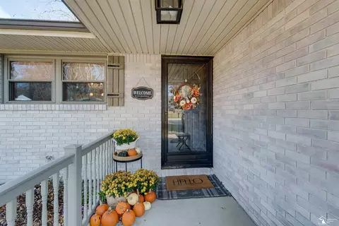 Exterior - 7558 Apache Trl, Temperance, MI 48182 photo 5 of 5