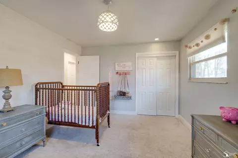 Bedroom - 7558 Apache Trl, Temperance, MI 48182 photo 4 of 7