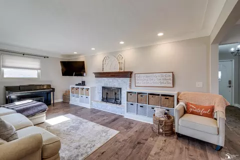 Living - 7558 Apache Trl, Temperance, MI 48182 photo 2 of 2