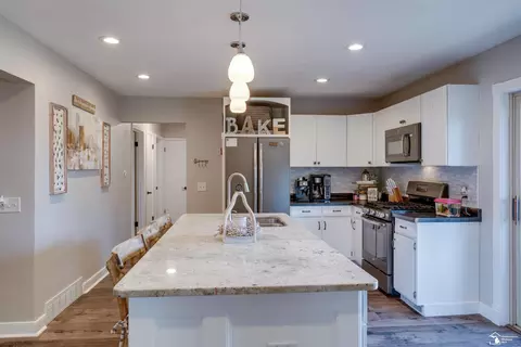 Kitchen - 7558 Apache Trl, Temperance, MI 48182 photo 1 of 4