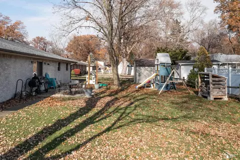 Exterior - 7558 Apache Trl, Temperance, MI 48182 photo 2 of 5